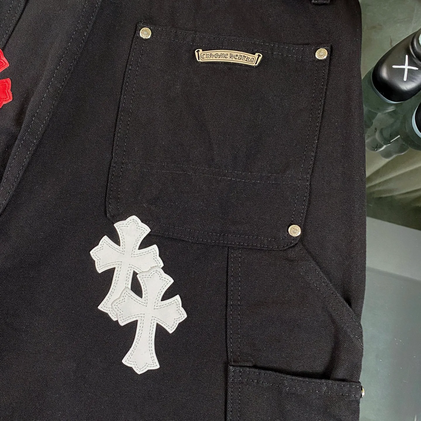 P270 CH Chromehearts American limited edition red and white cross stitched leather black work jeans logging pants. The price is 34W level. The patchwork cross pattern is embellished and the jeans are washed! ! An absolutely high-end luxury product, a 1.9W-level god-level single product, a super popular product, made by top heavy industry, a magic weapon that cannot be missed! [About Zangyin] This is an extremely luxurious fashion brand that can also be called the aristocracy of the high street. It has always been an exclusive brand for some hipsters or rich second generations. Compared with ordinary high streets, it is more luxurious and noble. Compared with luxury brands, it is more fashionable and individual. It has always been a brand that I have a special liking for. [Top heavy industry fashion design] Consistently high-street luxury style. Speaking of this style, the Zangyin family and GU family are definitely the leading representative brands. Especially the Zangyin family has really achieved a state-of-the-art effect in creating high-street style. The unique washed material is used to create this style. The color system is already quite eye-catching. After it is decorated with patchwork cross flowers, it cleverly highlights the charm of the brand. Secondly, this style uses classic The high-waist cutting design highlights the long legs and fashionable temperament of the upper body. The brand is highly recognizable and the slim fit configuration is more suitable for daily wear. It is a product that interprets personality, fashion, and specifications at a glance. This single product is enough to make any fan excited. It can be a white T-shirt for a youthful college style, or a tight suspender for a royal style. It has strong matching ability and can be easily controlled by men.  [Materials and craftsmanship] Needless to say, this point goes without saying. As an excellent craftsman brand, Zangyin’s requirements for details and craftsmanship are really perfect. The washed color of this model has gone through so many processes, not to mention the embellishment of denim appliques. It is also purely hand-made and sewn. Just like what they believe in, only hand-made things have soul and have the meaning of wear. A top-notch heavy-duty fashionable denim item, I look forward to your perfect interpretation! !  Color: Black Size: 28-36